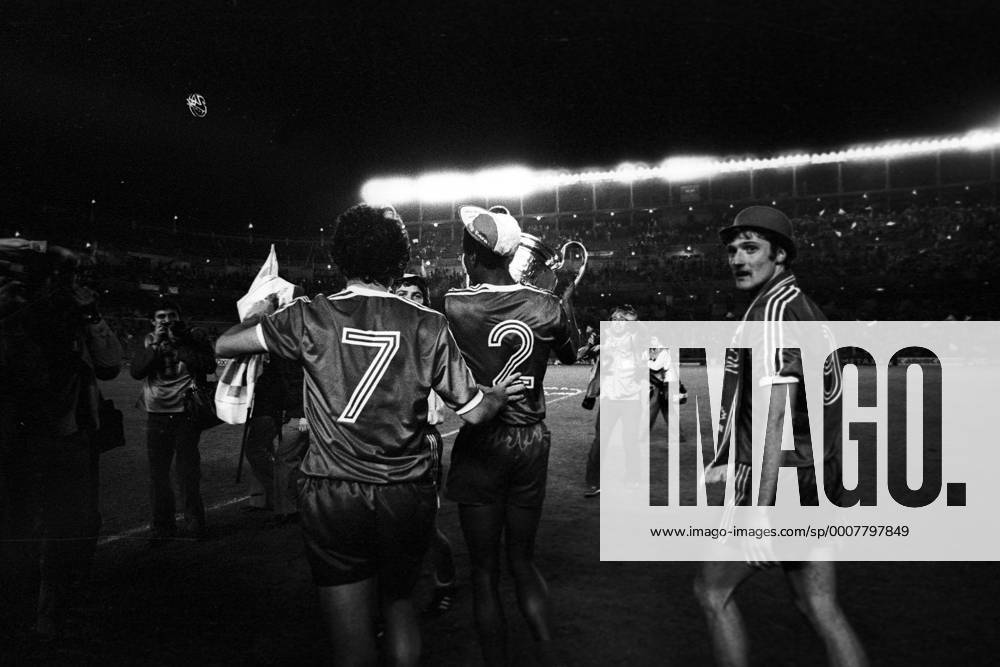 Nottingham Forest ist Europapokalsieger der Landesmeister 1980: Viv Anderson (2) mit dem Pokal, re.: Garry Birtles