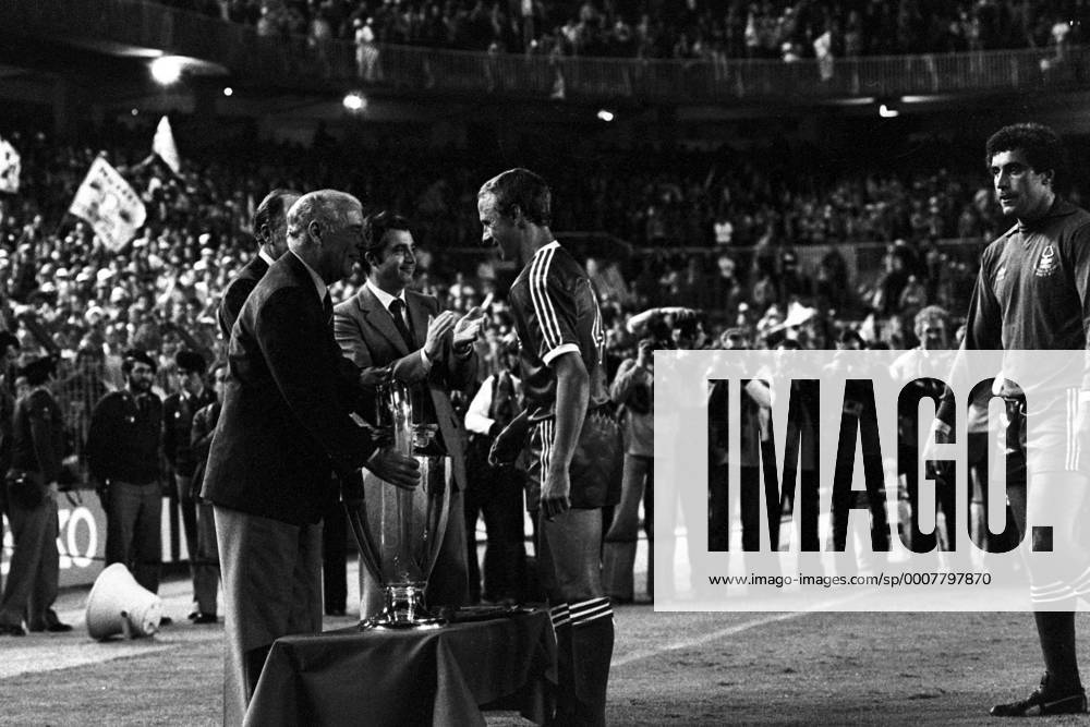 Nottingham Forest ist Europapokalsieger der Landesmeister 1980: John McGovern (2.v.re.) bekommt den Pokal überreicht, re. Torwart Peter Shilton Funktionär Übergabe Pokalübergabe Krux