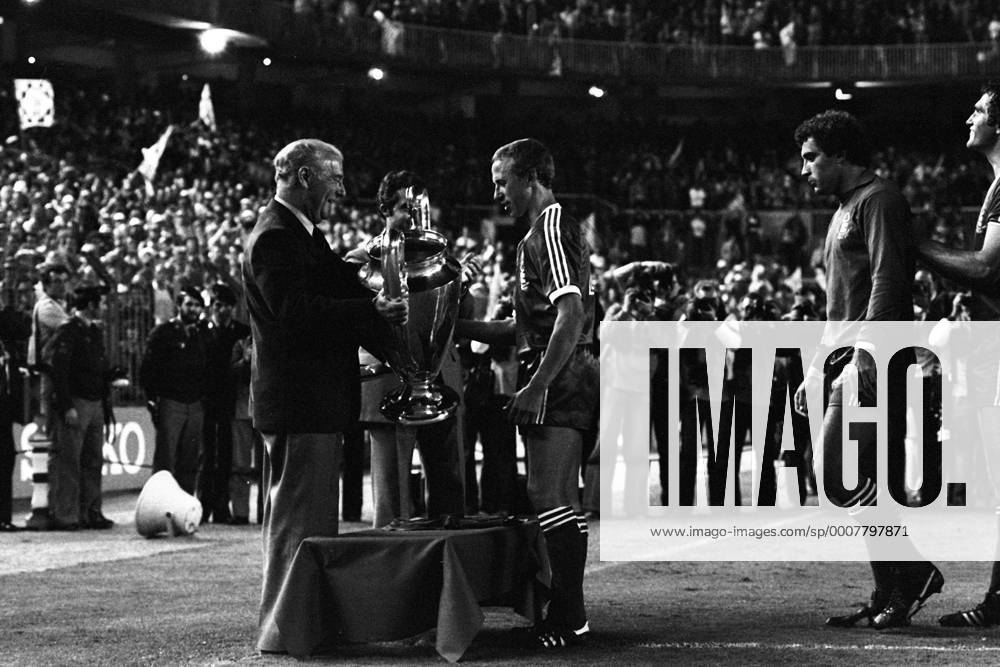 Nottingham Forest ist Europapokalsieger der Landesmeister 1980: John McGovern (2.v.li.) bekommt den Pokal überreicht, re. Torwart Peter Shilton Funktionär Übergabe Pokalübergabe Krux