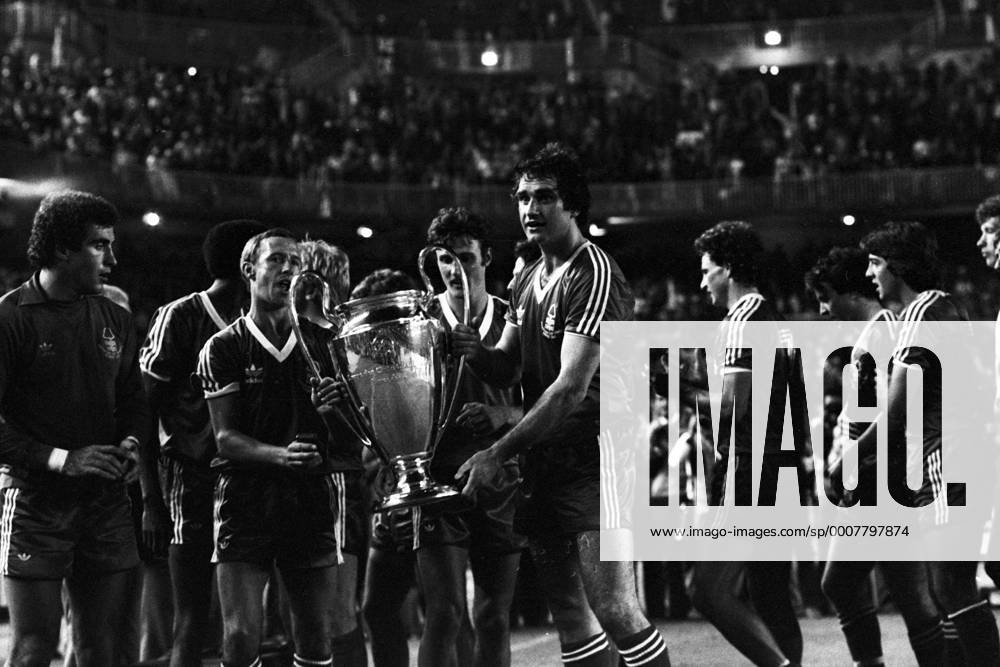 Nottingham Forest ist Europapokalsieger der Landesmeister 1980: John McGovern (2.v.li.) stemmt den Pokal und jubelt mit Torwart Peter Shilton (li.) und Garry Birtles (2.v.re.) und Larry Lloyd (re.) Mc Govern