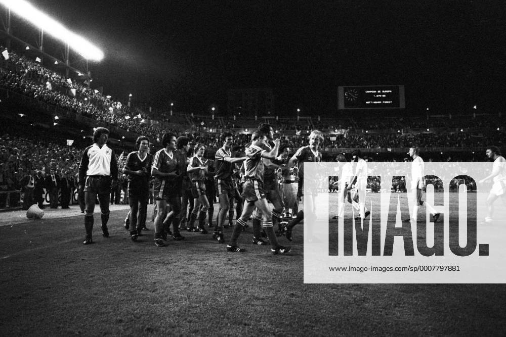 Nottingham Forest ist Europapokalsieger der Landesmeister 1980, v.re. Kenny Burns, Larry Lloyd und John McGovern mit dem Pokal, dahinter gehen die enttäuschten Hamburger vom Platz, v.re. Willi Reimann, Horst Hrubesch, Ivan Buljan und Manfred Kaltz (alle HSV) Freud und Leid Totale Enttäuschung
