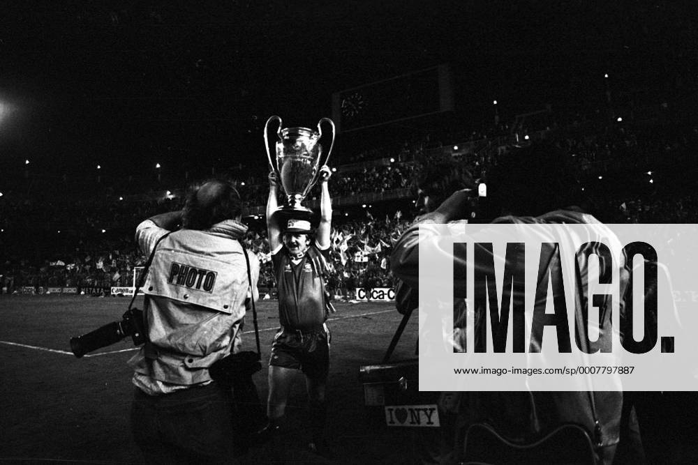 Nottingham Forest ist Europapokalsieger der Landesmeister 1980, v.re. Kenny Burns jubelt mit dem Pokal Fotograf, Sportfotograf