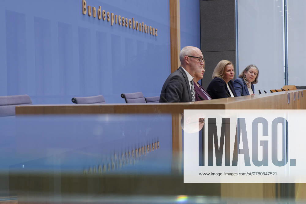 Lagebild Straftaten gegen Frauen 2024-11-16 Deutschland, Berlin Bundespressekonferenz zum ersten Lagebild Geschlechtsspezifisch gegen Frauen gerichtete Straftaten. Im Bild v.l. Michael Kretschmer, Vizepräsident des Bundeskriminalamts (BKA), Lisa Paus (Bündnis 90 Die Grünen), Bundesministerin für Familie, Senioren, Frauen und Jugend, und Nancy Faeser (SPD), Bundesministerin des Inneren und für Heimat.