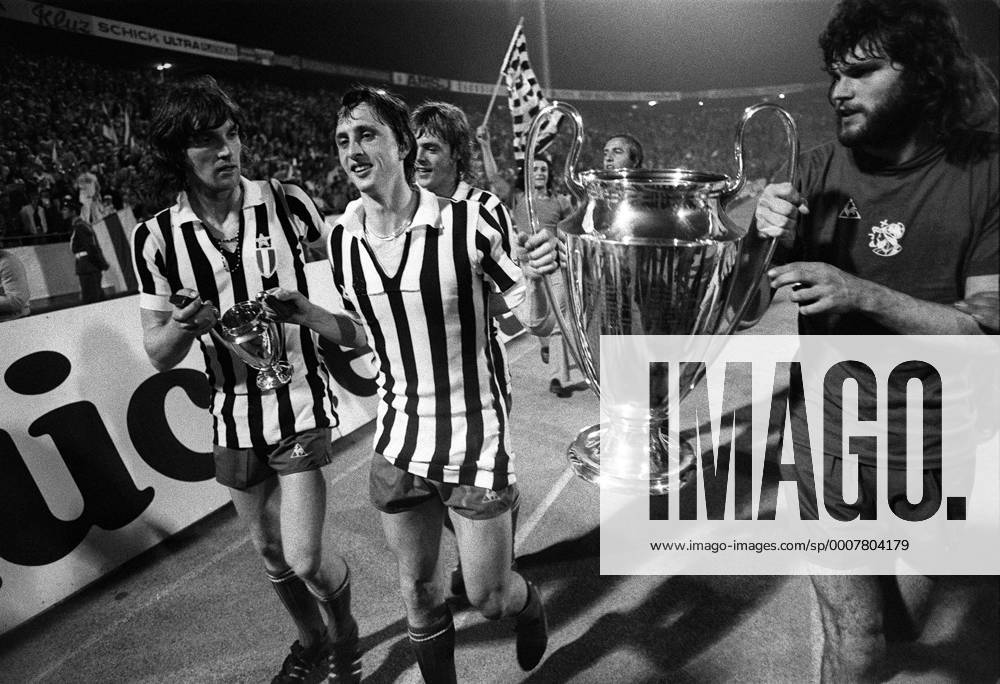 Ruud Krol (L), Johan Cruyff (C), Barry Hulshoff (R) Ajax Amsterdam - Champions League 1972 1973 ImagoxSportfotoxIVx 185592