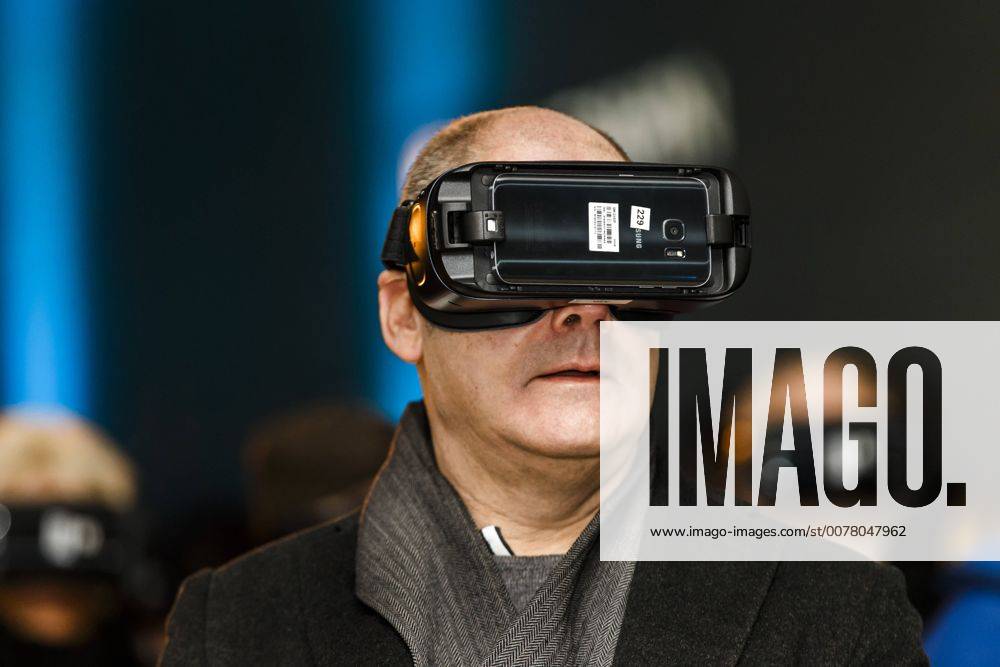HAMBURG 25.02.2017 Bürgermeister Olaf Scholz mit VR-Brille Tunneltour U4PunktNull mit Bürgermeister Olaf Scholz und dem Vorstandsvorsitzenden der HOCHBAHN Henrik Falk - 25.02.2017 - Hamburg . Tunneltour U4PunktNull mit Bürgermeister Olaf Scholz - Hamburg .