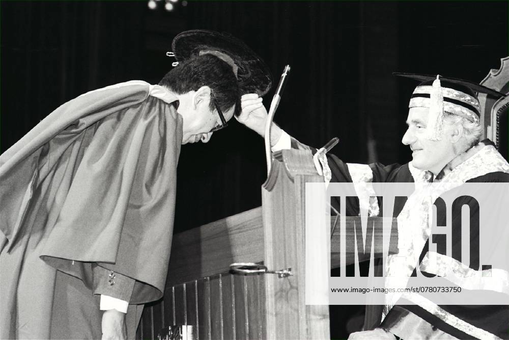 Governor Sir David Wilson (right) conferring an honorary degree on Professor Lee Yuan-tseh at the 38th congregation for the conferment of honorary and higher degrees at the Chinese University of Hong Kong.