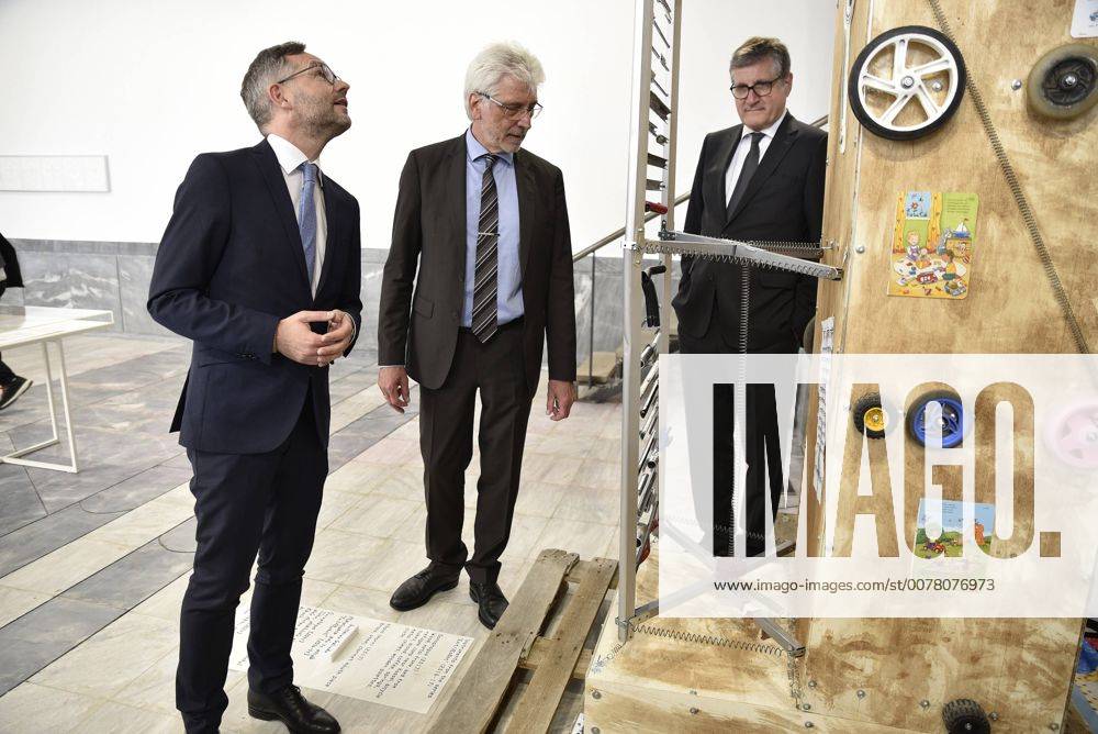 Athen Impressionen, documenta 14 Athen Rundgang Staatsminister für Europa im Auswärtigen Amt Michael Roth und Kassels Oberbürgermeister Bertram Hilgen, Botschafter Dr. Peter Schoof, vor einer Installation von Guillermo Galindo aus Gegenständen aus Flüchtlingsunterkünften bei Kassel
