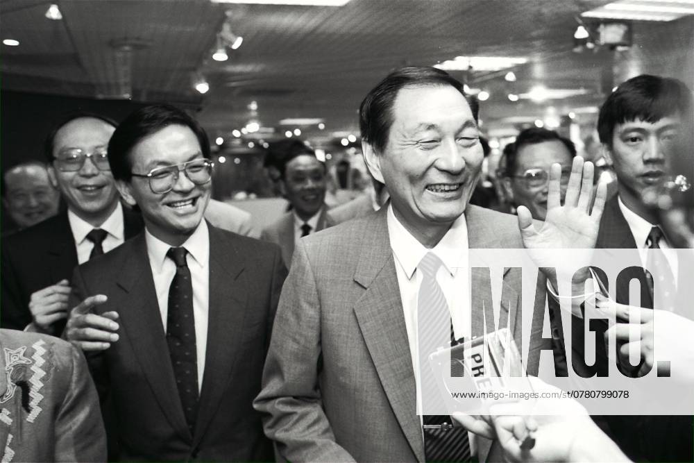 Zhu Rongji (right, front), Mayor of Shanghai, China, accompanied by Jack So Chak-kwong (second from left), Executive Director of the Hong Kong Trade Development Council (HKTDC), visits the HKTDC during his eight-day trip in Hong Kong.