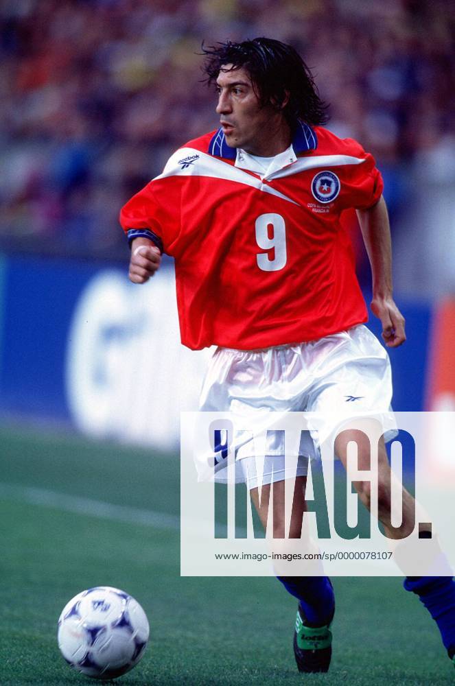 Der Chilene Ivan Zamorano am Ball Fußball WM Herren Weltmeisterschaft 1998, Länderspiel, Nationalmannschaft, Nationalteam, Nationaltrikot Einzelbild Prinzenpark Paris Dynamik,
