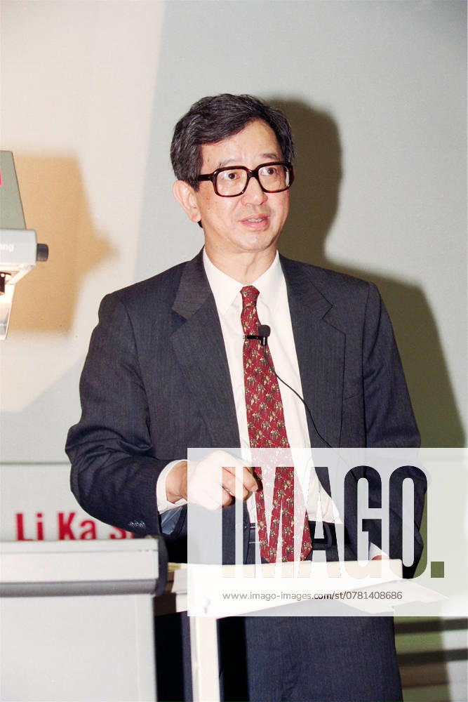 Professor Lee Yuan-tseh, a Nobel Prize-winning chemist, was a guest speaker at a prize-giving ceremony at the University of Hong Kong. The renowned scholar called on the Chinese government to increase resources for education and science. Professor Lee, also known as the Mozart of chemistry and physics , said the 0.7 gross national product Beijing allocated to scientific research each year was not acceptable. Taiwan s funding is 1.7 per cent of its GNP.