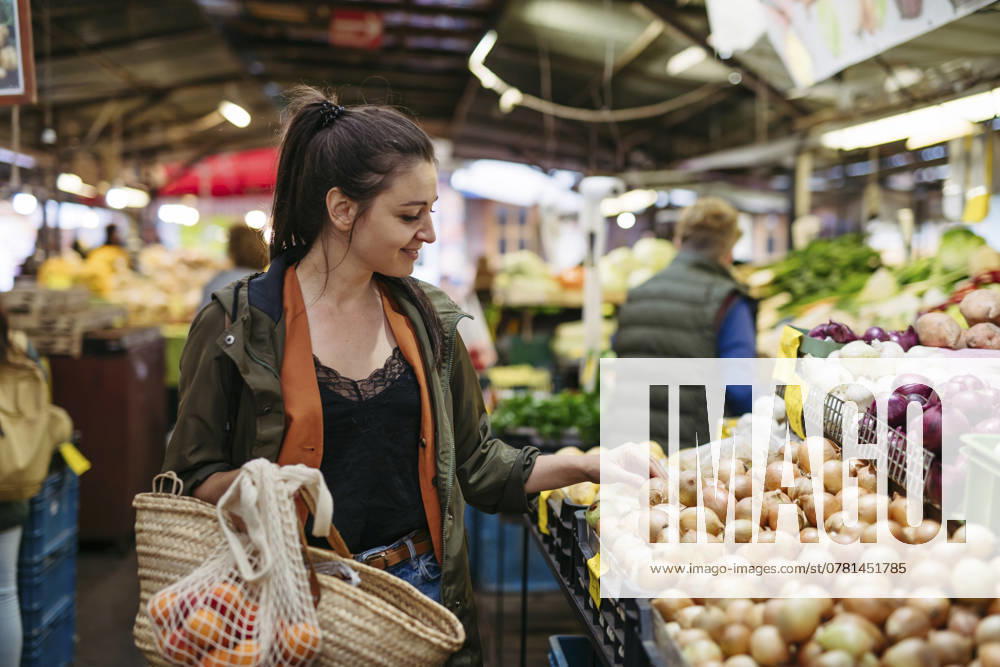 Woman shopping for fresh fruits and vegetables at the city market model released, Symbolfoto, HAPF03460