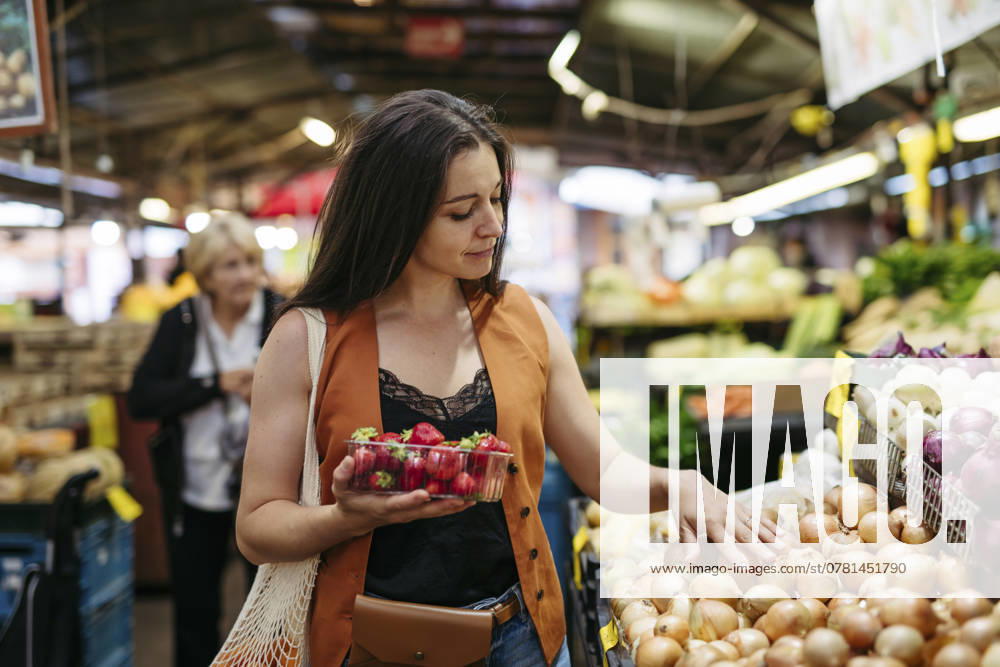 Woman shopping for fresh fruits and vegetables at the city market model released, Symbolfoto, HAPF03461