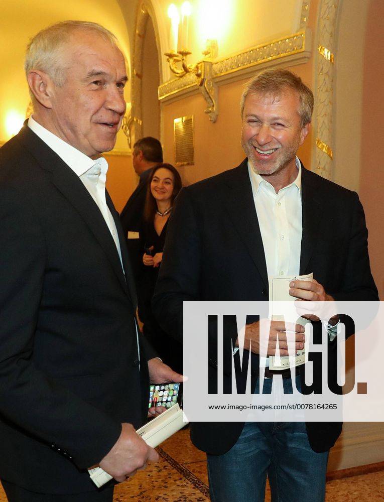 Actor Sergei Garmash (L) and businessman Roman Abramovich at the premiere of Valery Todorovsky s Bolshoi drama film about ballet, at the Bolshoi Theatre. Valery Sharifulin TASS TS04888B