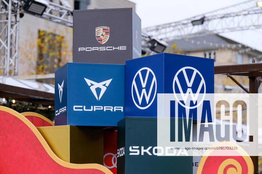 Düsseldorf 24.11.2024 Porsche Cupra VW Volkswagen Skoda Autokonzern Werbewürfel Weihnachtsmarkt Corneliusplatz Königsallee Verkehrswende Verbrennerautos Elektroautos Düsseldorf Nordrhein-Westfalen Deutschland
