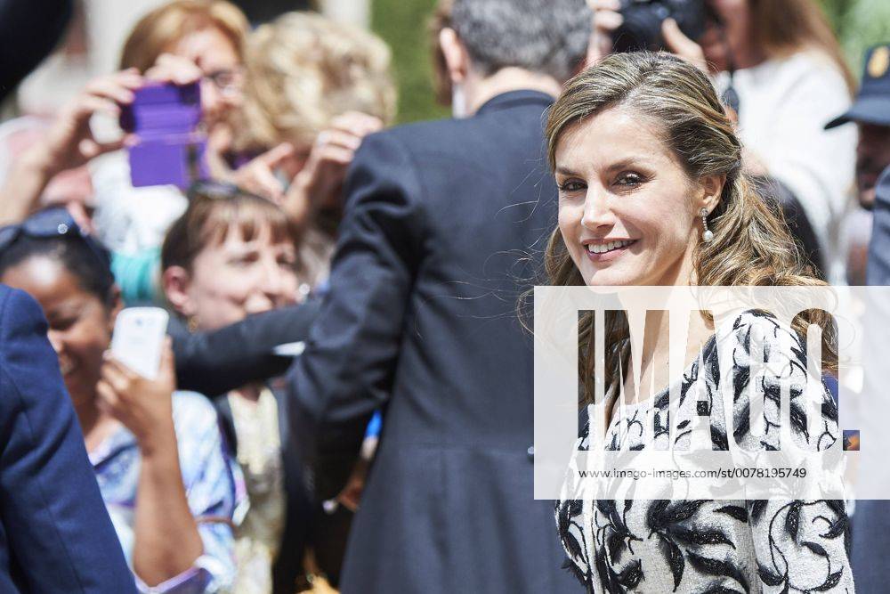 Alcala De Henares, Madrid, Spain - Queen Letizia of Spain attended Cervantes Award to Eduardo Mendoza at the Alcala de Henares University on April 20, 2017 in Alcala de Henares, near of Madrid, Spain Alcala De Henares Spain - ZUMAg15_ 20170420_zaf_g15_064