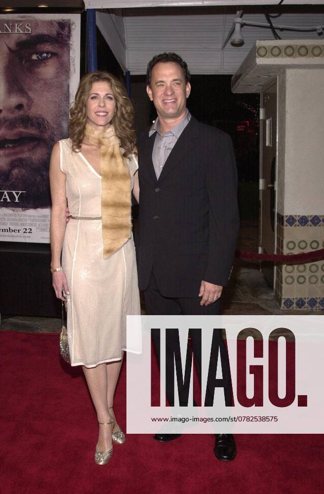 Rita Wilson and Tom Hanks at the premiere of 20th Century Fox s Cast Away in Westwood, 12-07-00 , 10542830.jpg, couple, scarf, longhair, shorthair, blonde, brunette, yellow, suit, pumps, full,