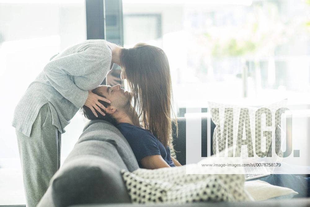 Young couple in love at home model released Symbolfoto property released SIPF01554
