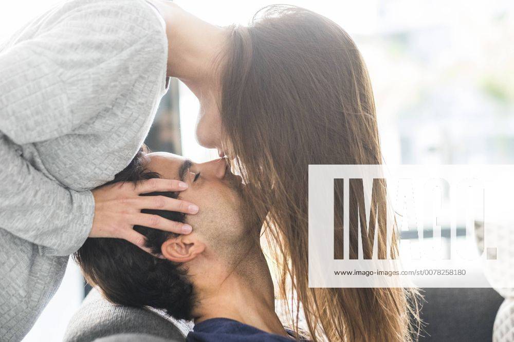 Young couple in love at home model released Symbolfoto property released SIPF01555