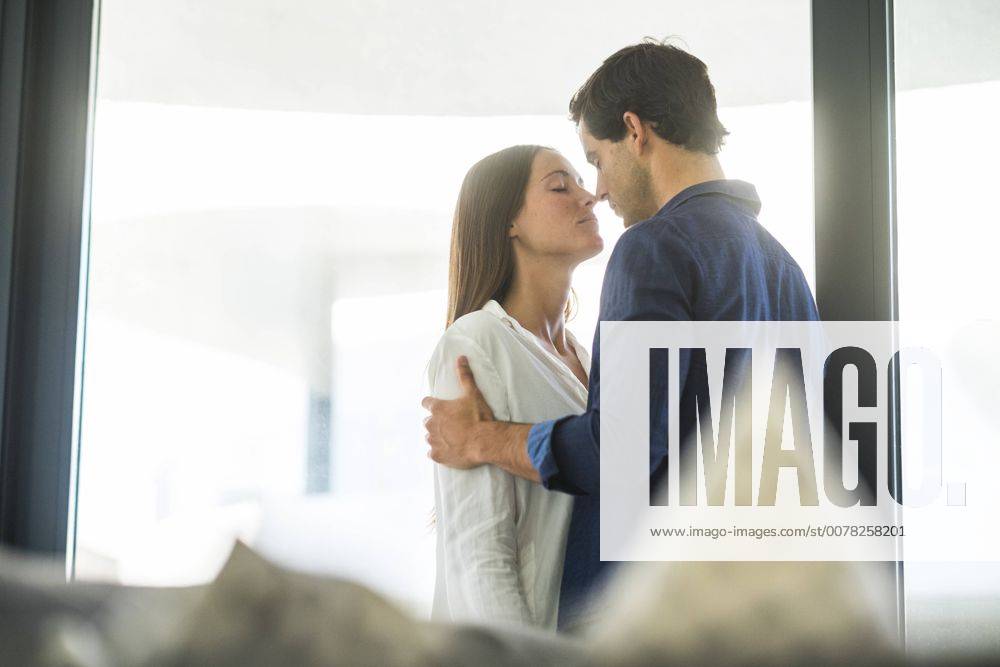 Young couple in love at home model released Symbolfoto property released SIPF01579