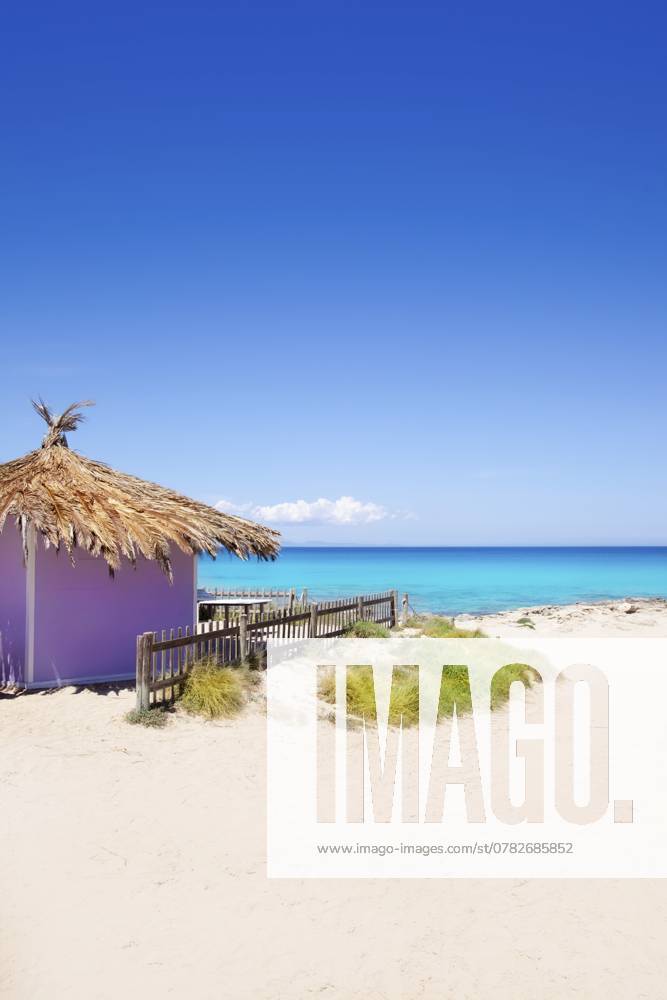 Formentera tropischen lila Hütte auf türkisfarbenen weißen Sandstrand Formentera tropical purple hut on turquoise white sand beach
