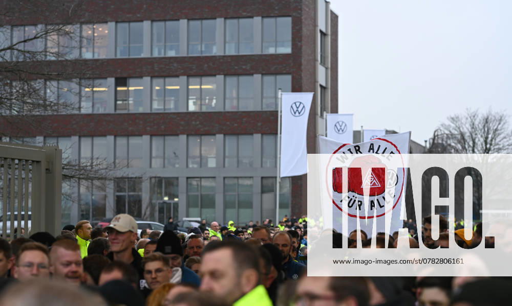 IG Metall ruft zu flächendeckenden Streiks in VW-Werken auf. Mitarbeiter versammeln sich vom Volkswagen-Werk in Emden. Die IG Metall fordert Lohnerhöhungen, VW will seinen Arbeitern weniger bezahlen. Nun beginnen flächendeckende Streiks an den deutschen Standorten des Autoherstellers. Emden Niedersachsen Deutschland
