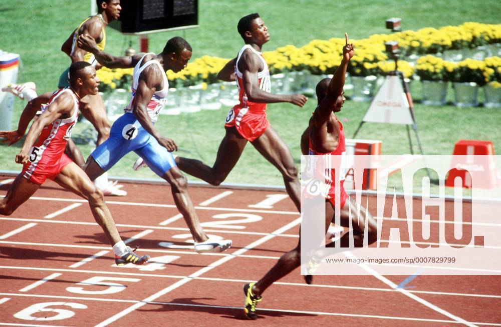 BEN JOHNSON (CANADA) RAISES HIS ARM IN TRIUMPH AFTER WINNING THE 100M in front of Carl Lewis and Linford Christie . 1988 OLYMPICS. o0 Olympiasieg Sieg o0 Leichtathletik