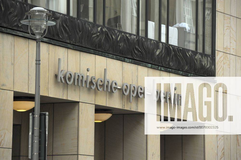 Eingang zur Komischen Oper Berlin in der Behrenstraße. Komische Oper