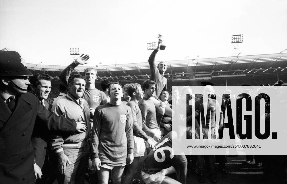 Fußball, WM 1966, Finale in Wembley, England - Deutschland 4-2 n.V. Weltmeister England 1966, v.li.: Nationaltrainer Harold Shepherdson, Jack Charlton, Nobby Stiles, Alan Ball, Geoff Hurst, Bobby Moore mit dem Coupe Jules Rimet, daneben George Cohen (2.v.re.), Bobby Charlton (re.) und Martin Peters (16) Jubel, Freude Sieg Weltmeister Siegerehrung Pokal Trophäe Objekte Trainer