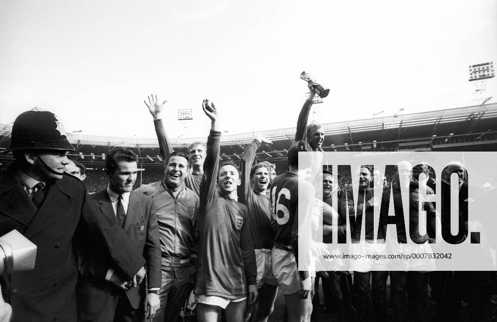 Weltmeister England 1966, v.li.: Nationaltrainer Harold Shepherdson, Jack Charlton, Nobby Stiles, Alan Ball, Martin Peters (16), Bobby Moore mit dem Coupe Jules Rimet, daneben George Cohen (2.v.re.), Bobby Charlton (re.) Jubel, Freude Sieg Weltmeister Siegerehrung Aufmacher Trainer Nationaltrikot
