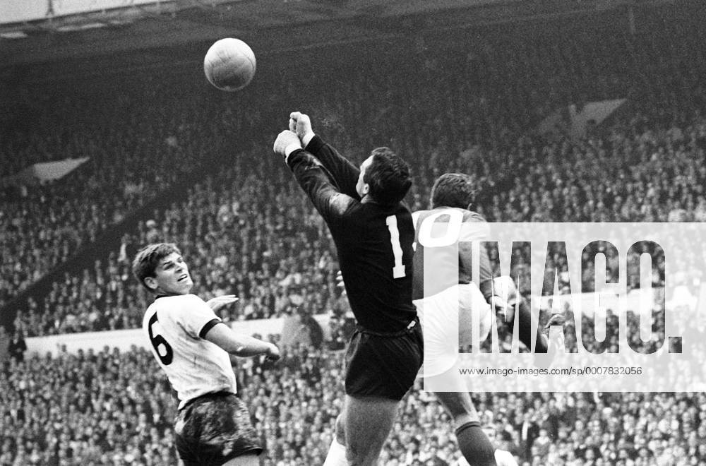 Fußball, WM 1966, Finale in Wembley, England - Deutschland 4-2 n.V. Geoff Hurst (England, re.) gegen Torwart Hans Tilkowski und Wolfgang Weber (beide BR Deutschland) Aktion Duell Kampf Abwehr Nationaltrikot i99 Aufmacher