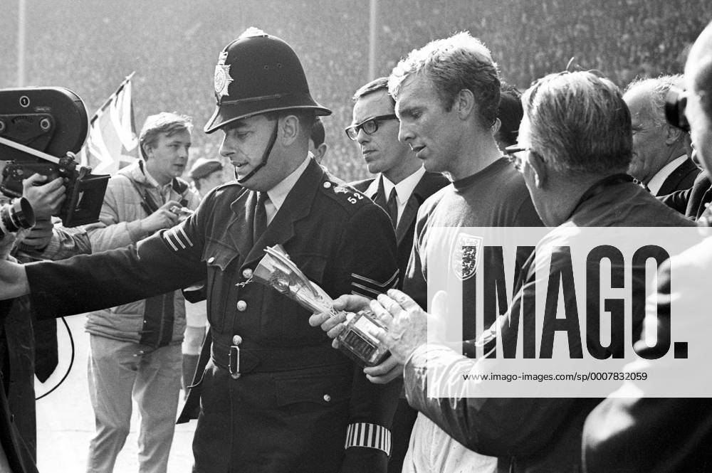 Fußball, WM 1966, Finale in Wembley, England - Deutschland 4-2 n.V. Bobby Moore (England) mit dem Coupe Jules Rimet nach dem Sieg im Finale der WM 1966 Jubel, Freude Sieg Weltmeister Siegerehrung Nationaltrikot Pokal, Trophäe, Objekt, Aufmacher