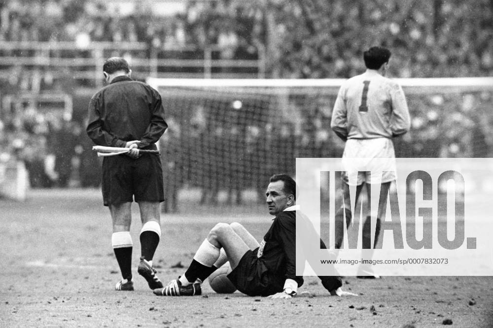 Fußball, WM 1966, Finale in Wembley, England - Deutschland 4-2 n.V. FIFA Schiedsrichter Gottfried Dienst (Schweiz, Mitte) ruht sich vor der Verlängerung des Finals der WM 1966 zwischen Linienrichter Karol Galba (CSSR, li.) und Torwart Gordon Banks (England) aus erholen, entspannen, ausruhen, Pause, Spielpause, sitzen, Boden, Kurios Komik
