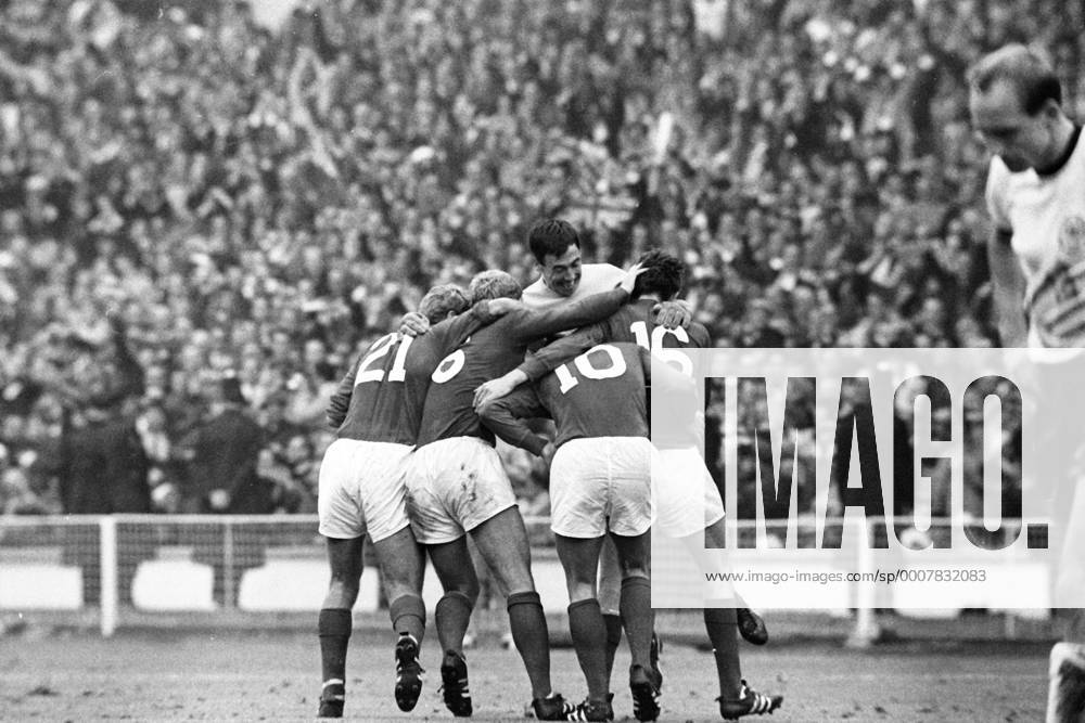 Fußball, WM 1966, Finale in Wembley, England - Deutschland 4-2 n.V. Torjubel England, v. li.: Roger Hunt, Bobby Moore, Geoff Hurst (10), Torwart Gordon Banks, Martin Peters, vorn Willi Schulz (BR Deutschland) enttäuscht Aktion Nationaltrikot Jubel, Freude Freud und Leid