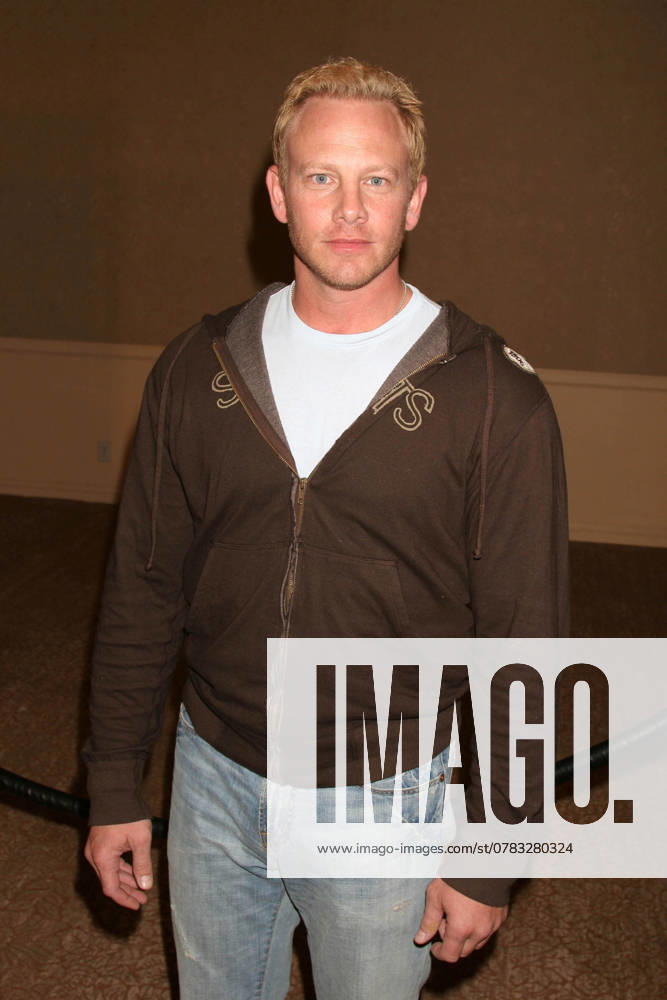 Ian Ziering at the Beverly Hills 90210 and Melrose Place First Season DVD Launch. Beverly Hilton Hotel, Beverly Hills, CA. 11-03-06 , 11495904.jpg, celebrity, fame, star, people, person, talent, popular, entertainment, event, famous,