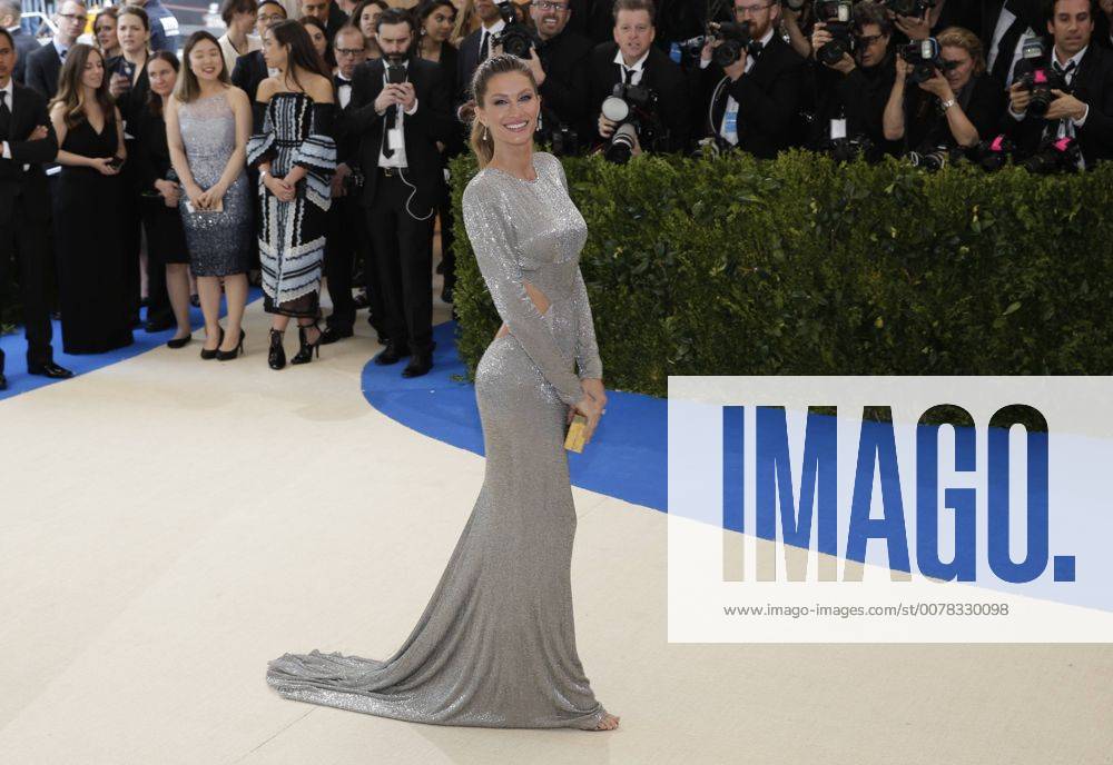 Gisele Bundchen arrives on the red carpet at the Costume Institute Benefit at The Metropolitan Museum of Art celebrating the opening of Rei Kawakubo Comme des Garcons: Art of the In-Between in New York City on May 1, 2017. NYP20170501111 JOHNxANGELILLO