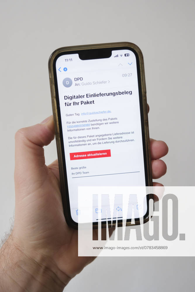 Betrügerische Phishing email auf einem Mobiltelefon die dazu auffordert die eigne Adresse bei dem Paketzusteller DDP zu aktualisieren