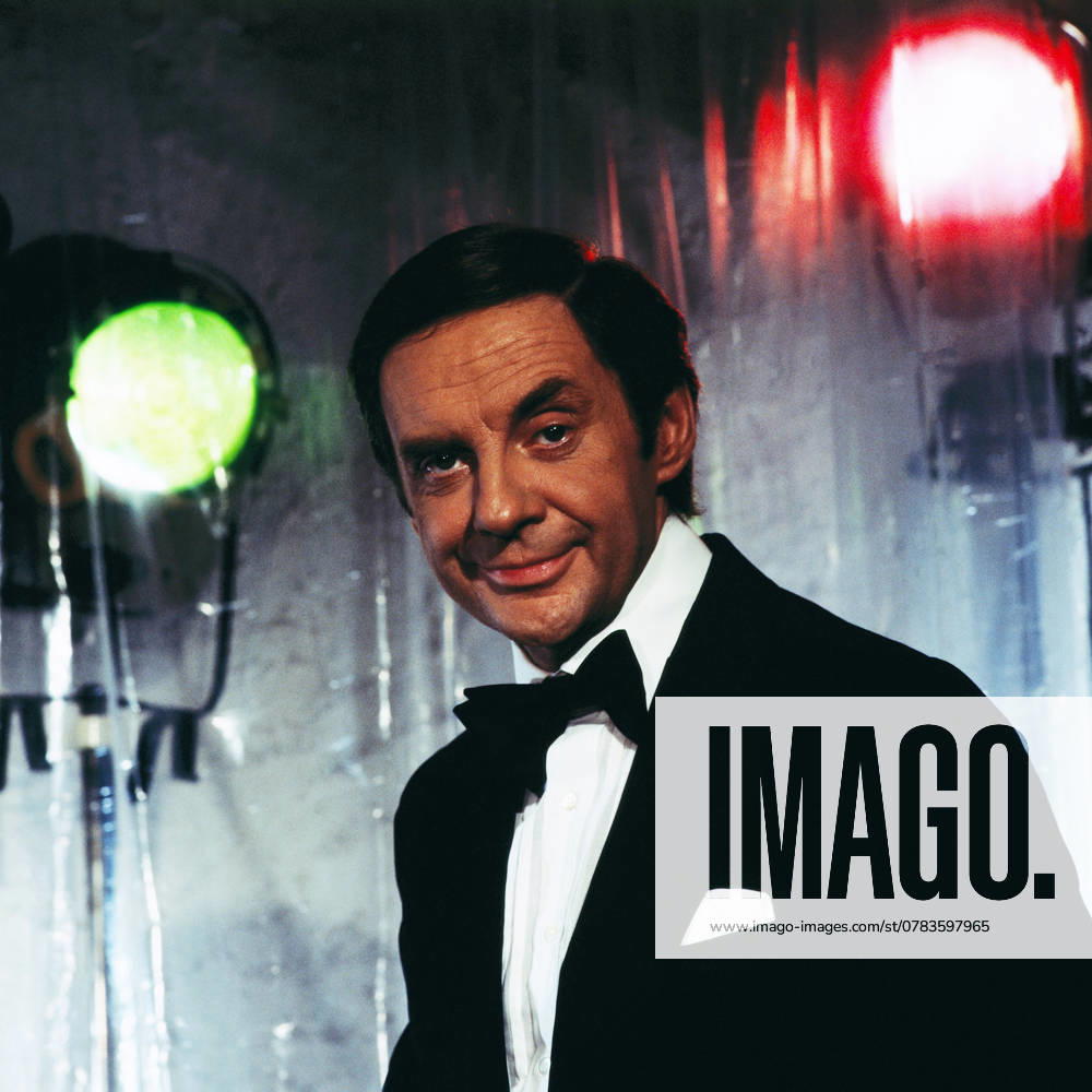 TONIGHT HARALD Tonight: Harald - ZDF Show, 1984, im Ballsaal des Interconti Berlin, Harald Juhnke stellt sich in seiner Show als Entertainer vor - hier ein Studio-Portrait von Harald Juhnke., Berlin Deutschland