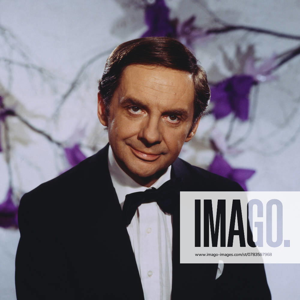 TONIGHT HARALD Tonight: Harald - ZDF Show, 1984, im Ballsaal des Interconti Berlin, Harald Juhnke stellt sich in seiner Show als Entertainer vor - hier ein Studio-Portrait von Harald Juhnke., Berlin Deutschland