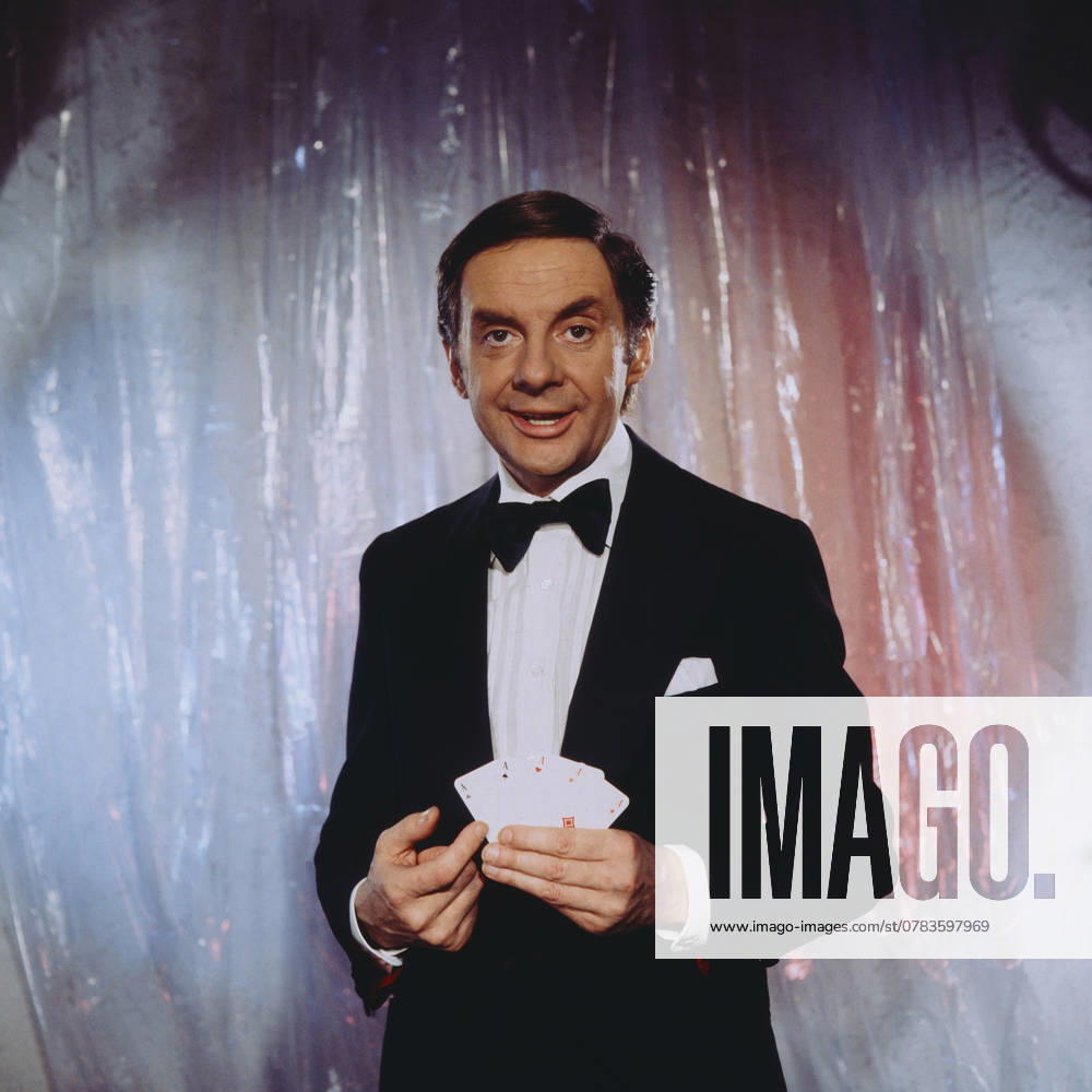 Archivbilder der Woche KW49 TONIGHT HARALD Tonight: Harald - ZDF Show, 1984, im Ballsaal des Interconti Berlin, Harald Juhnke stellt sich in seiner Show als Entertainer vor - hier ein Studio-Portrait von Harald Juhnke., Berlin Deutschland