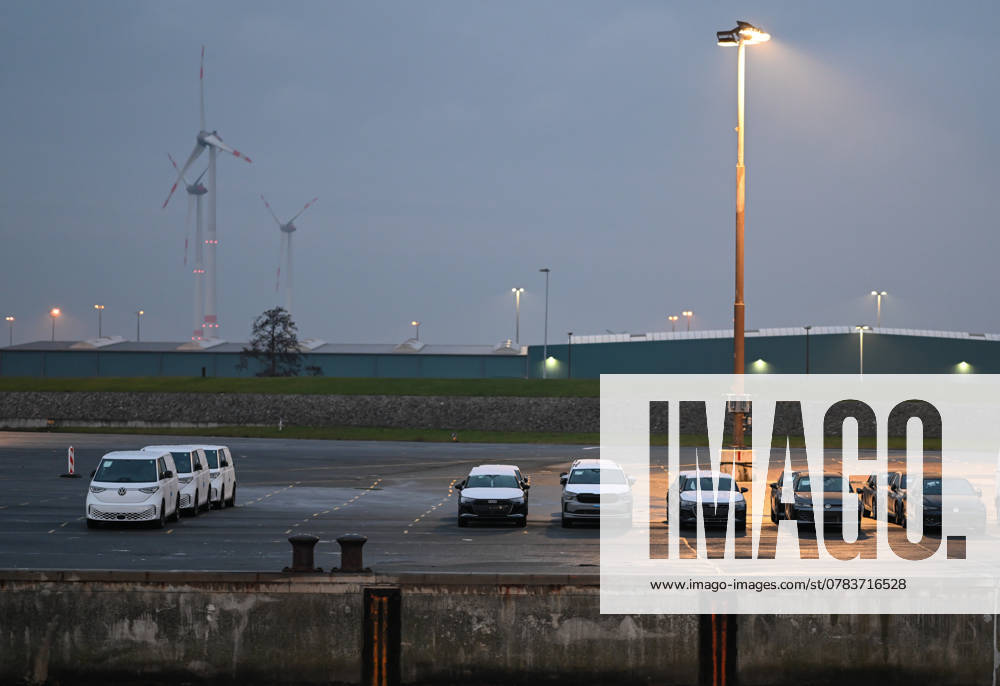 Automobilumschlag in Emden bei Volkswagen. Blick auf mehrere Pkws der Volkswagen-Gruppe. Im Hintergrund steht das Emder VW-Werk. Emden Niedersachsen Deutschland