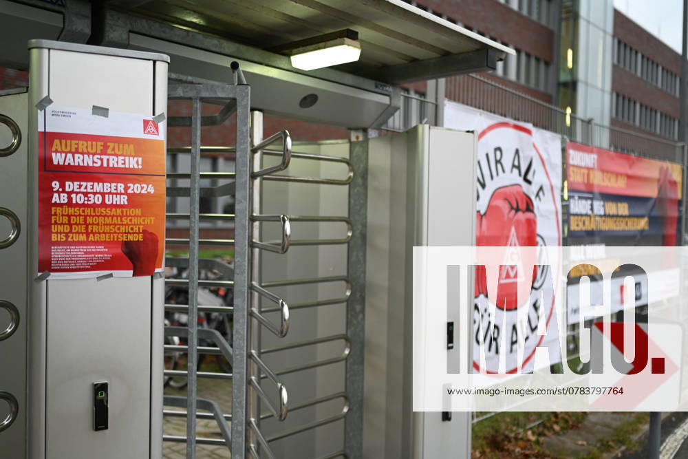 IG Metall ruft zum zweiten flächendeckenden Streik bei Volkswagen auf. Blick auf ein Drehtor am Volkswagen-Werk in Emden. Dort ist ein Plakat mit dem Streik-Aufruf angebracht. Die IG Metall fordert Lohnerhöhungen, VW will seinen Arbeitern weniger bezahlen. Nun beginnen flächendeckende Streiks an den deutschen Standorten des Autoherstellers. Emden Niedersachsen Deutschland