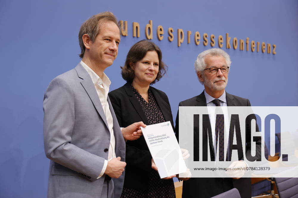 Prof. Dr. Marc Helbling, Mitglied des Sachverständigenrat für Integration und Migration (SVR), Staatssekretärin Juliane Seifert, BMI, Prof. Dr. Hans Vorländer, Vorsitzender des Sachverständigenrat für Integration und Migration (SVR) , Deutschland, Berlin, Bundespressekonferenz, Thema: Ergebnisse des SVR-Integrationsbarometers 2024