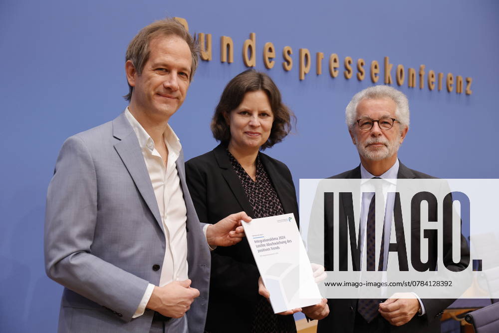 Prof. Dr. Marc Helbling, Mitglied des Sachverständigenrat für Integration und Migration (SVR), Staatssekretärin Juliane Seifert, BMI, Prof. Dr. Hans Vorländer, Vorsitzender des Sachverständigenrat für Integration und Migration (SVR) , Deutschland, Berlin, Bundespressekonferenz, Thema: Ergebnisse des SVR-Integrationsbarometers 2024