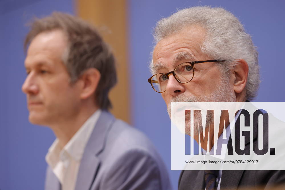 Prof. Dr. Marc Helbling, Mitglied des Sachverständigenrat für Integration und Migration (SVR), Prof. Dr. Hans Vorländer, Vorsitzender des Sachverständigenrat für Integration und Migration (SVR) , Deutschland, Berlin, Bundespressekonferenz, Thema: Ergebnisse des SVR-Integrationsbarometers 2024