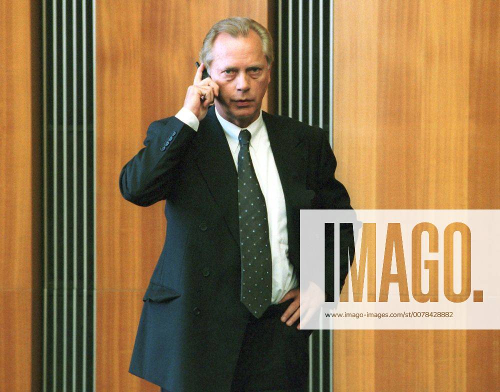 Regierungssprecher Uwe-Karsten Heye telefoniert vor Beginn einer Kabinettssitzung mit seinem Handy, Berlin, 31.05.2000, Berlin Deutschland