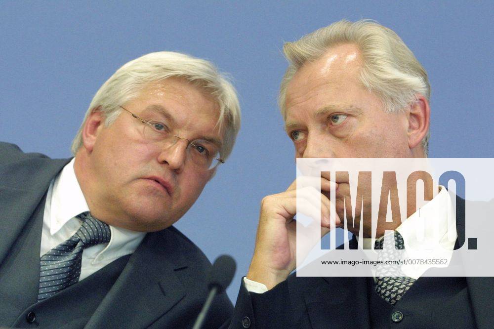 Frank-Walter Steinmeier (l), SPD, Chef des Bundeskanzleramtes und Beauftragter fuer die Nachrichtendienste, und Regierungssprecher Uwe-Karsten Heye. Berlin, 12.09.2001, Berlin Deutschland