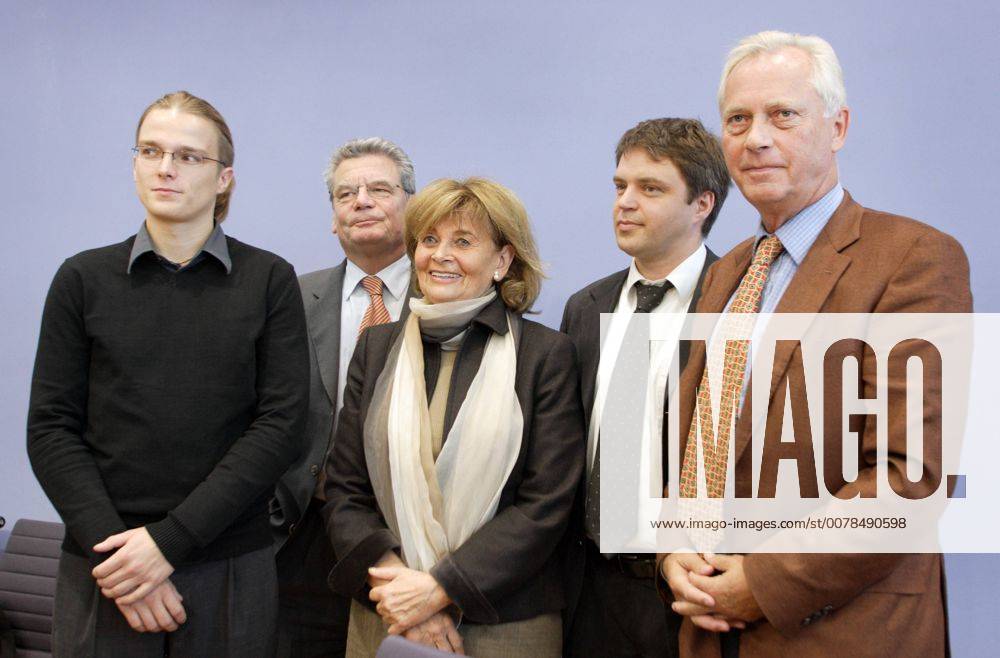 V.l. Sebastian Reißig , Geschaeftsfuehrer Aktion Zivilcourage Pirna , Joachim GAUCK , Vorsitzender von Gegen Vergessen - fuer Demokratie e. V. Ò , Charlotte KNOBLOCH , Praesidentin des Zentralrats der Juden in Deutschland , Thomas HEPPENER , Direktor des Anne Frank Zentrums Berlin , und Uwe-Karsten HEYE , 1. Vorsitzender von Gesicht Zeigen! Aktion Weltoffenes Deutschland e. V. . Bei einer PK zum Thema : Zur aktuellen Debatte um Rechtsextremismus , Zahlen , Uebergriffe und Ursachen . Berlin , 24.10.2006 , , , Berlin Deutschland