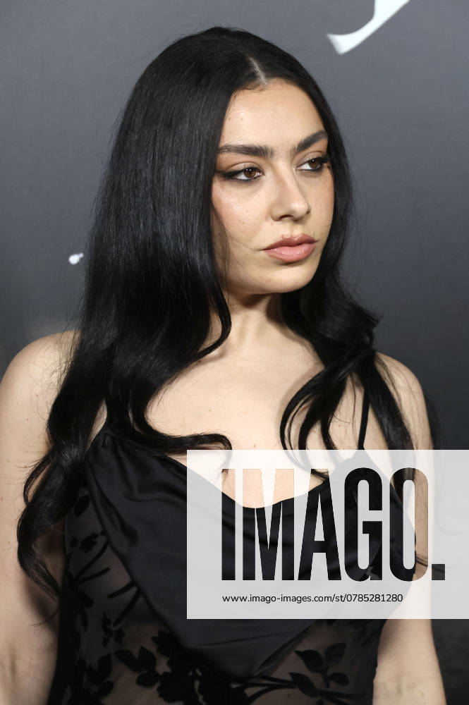 Charli XCX bei der Premiere des Kinofilms Nosferatu - Der Untote im TCL Chinese Theater. Los Angeles