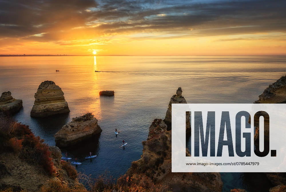 Sonnenaufgang am Praia da Balanca mit Felsen und Sonne Lagos Praia da Balanca, Portuguese coast near the city of Lagos in the light of the rising sun