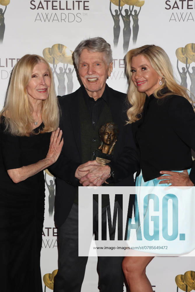 Mirjana Van Blaricom, Tom Skerritt, Mira Sorvino 04 02 2022 The 26th Annual Satellite Awards Photocall at the W Hollywood in Hollywood, CA Photo by Izumi Hasegawa Hollywood News Wire Inc. Los Angeles CA USA